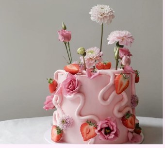 Gâteau d'anniversaire fleuri