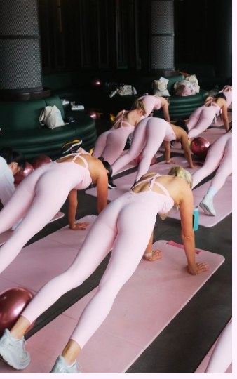 Cours de Pilates en tenue rose