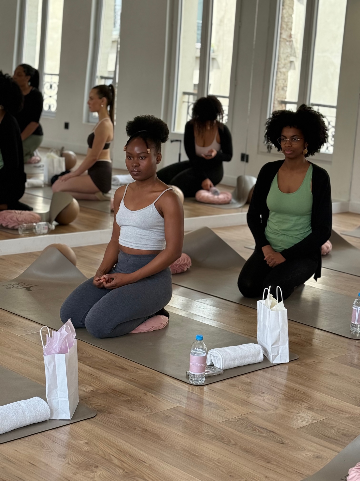 Élèves en méditation assise lors d'un cours au Studio Linea