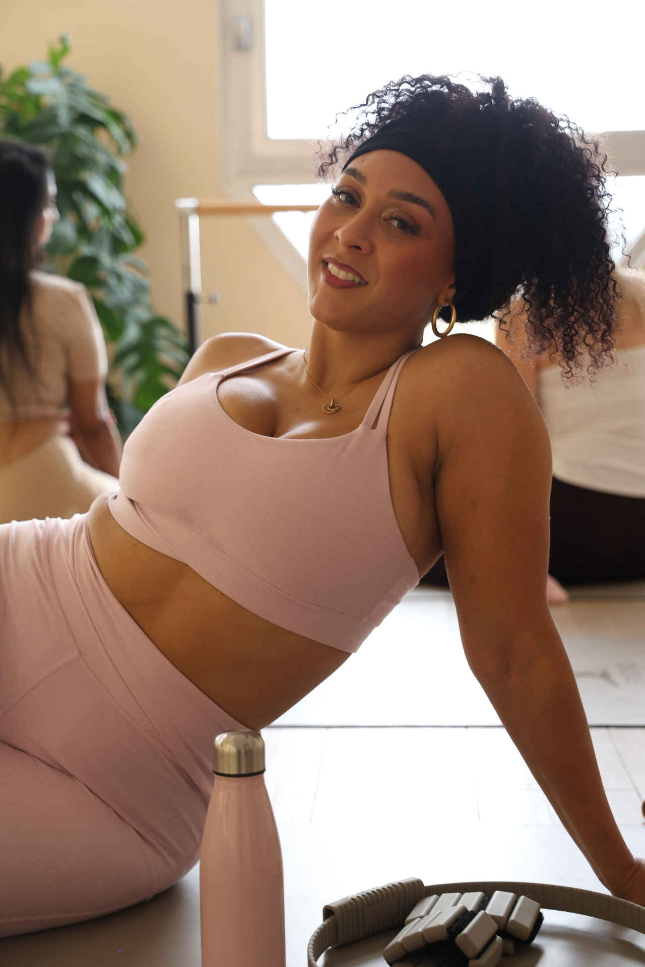 Deux élèves souriantes après un cours de Pilates au Studio Linea