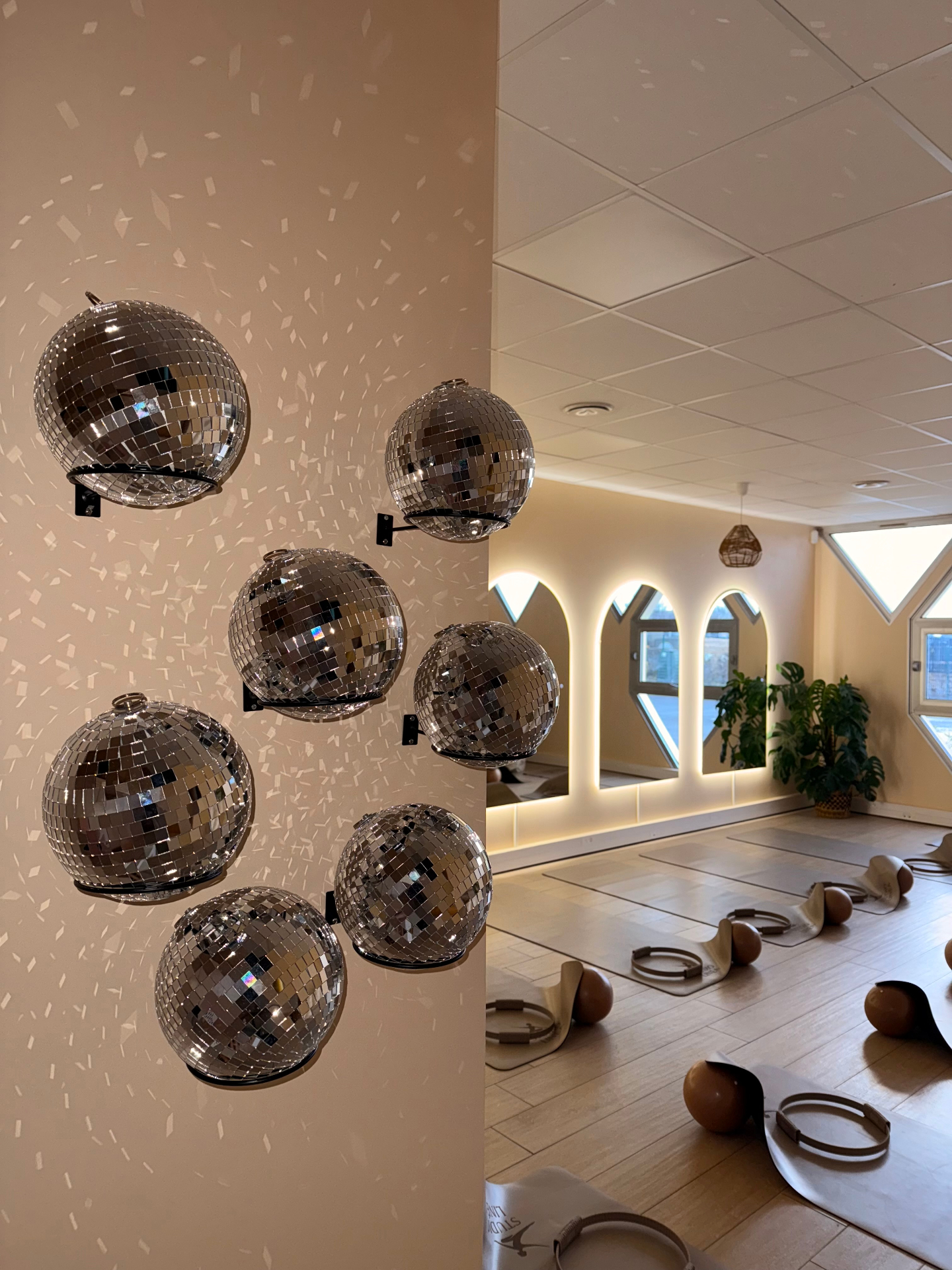 Ambiance du Studio Linea , boules disco et salle de Pilates