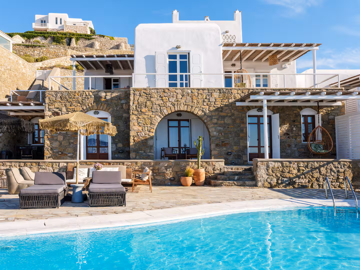 Terrasse de la villa au coucher de soleil