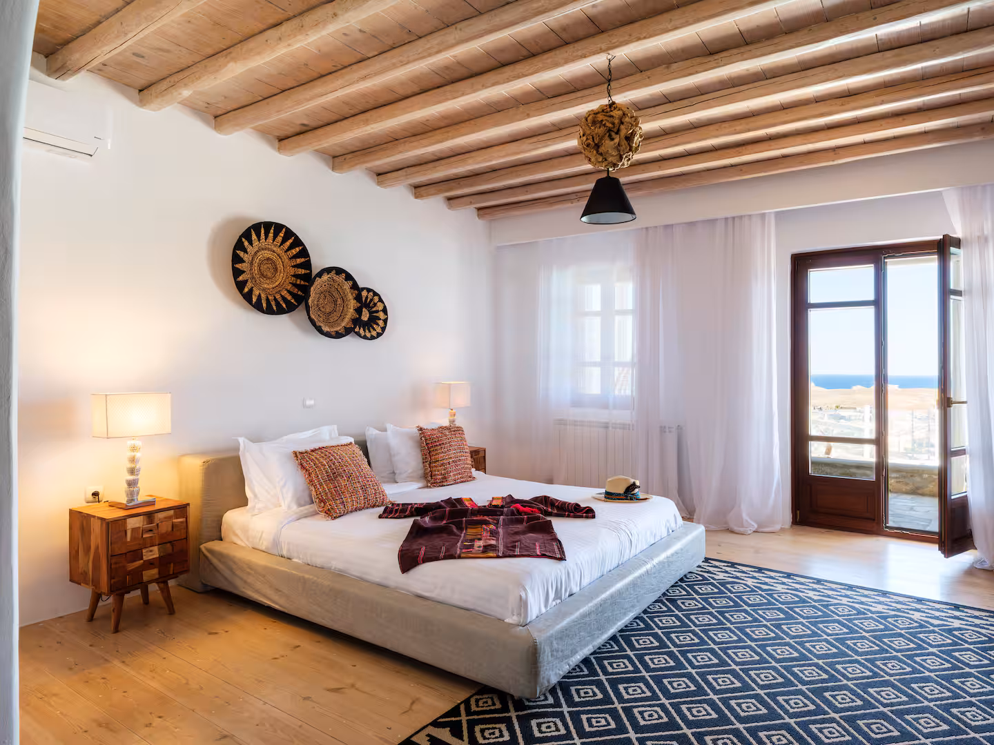 Chambre lumineuse vue mer